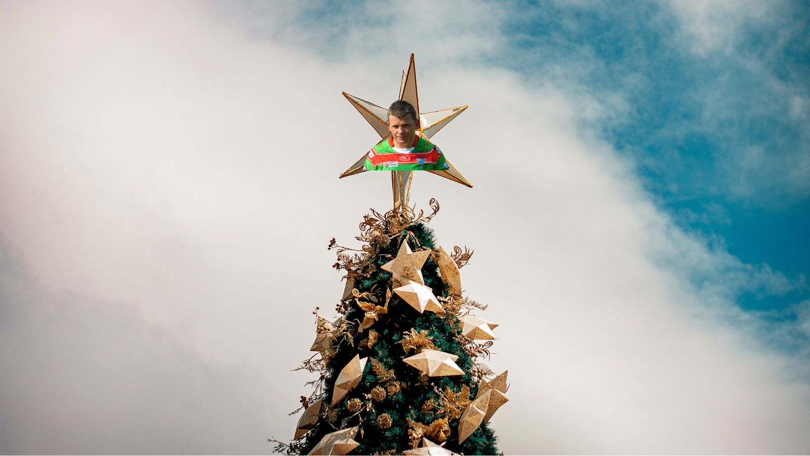 Lee Briers as the star on top of a Christmas tree